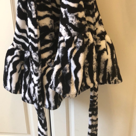 NWT robe - Picture 3 of 7